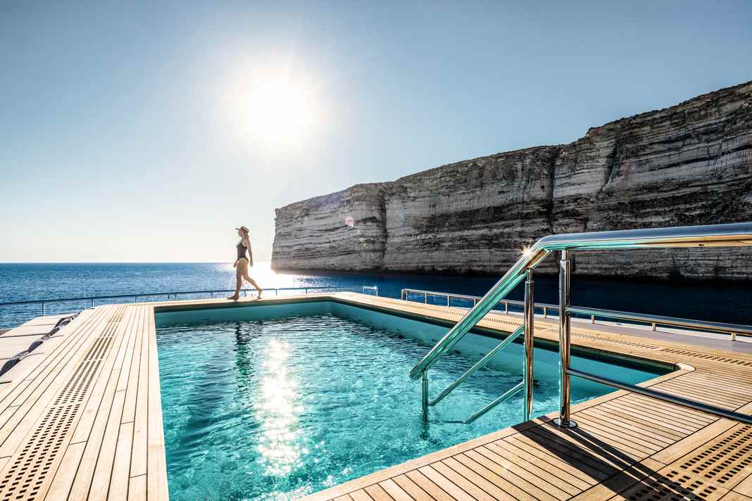 Le bassin "Mar" est entouré de coussins d'assise allongés.