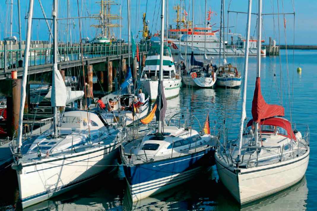 Im Sommer wird es voll auf Helgoland. Da bleibt oft nur das Päckchen längsseits.