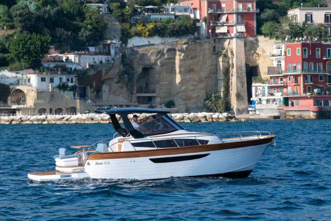 Auch die Libeccio 9.5 Cabin zeigt die typischen Cantiere Mimì Linien.