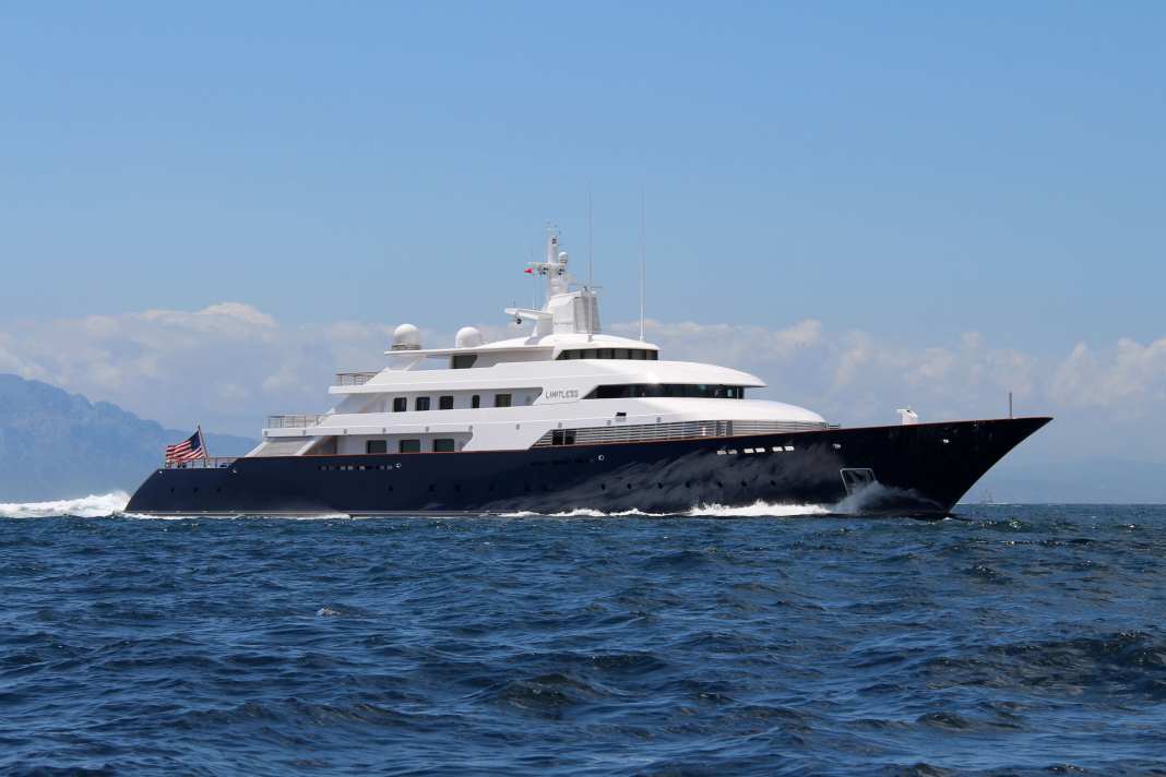 75. Limitless: Jon Bannenberg sollte sich beim Exterieurdesign an seiner legendären „Carinthia VI“ orientieren, so bat ihn Eigner Leslie Wexner. Der CEO von L Brands und Gründer der Marke Victoria’s Secret forderte Lürssen Mitte der Neunzigerjahre mit einem dieselelektrischen Antrieb heraus, um die Leistung zu steigern. Atlantiküberquerungen können die zwölf Gäste in sieben Tagen und mit bis zu 25 Knoten erleben.