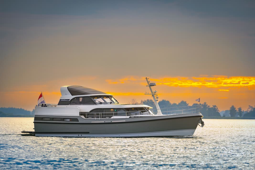 Travelling comfortably across the lake or rather on the sea? With the Linssen 55 SL AC Variotop, which has been nominated for the European Powerboat Award, your desire to travel is guaranteed