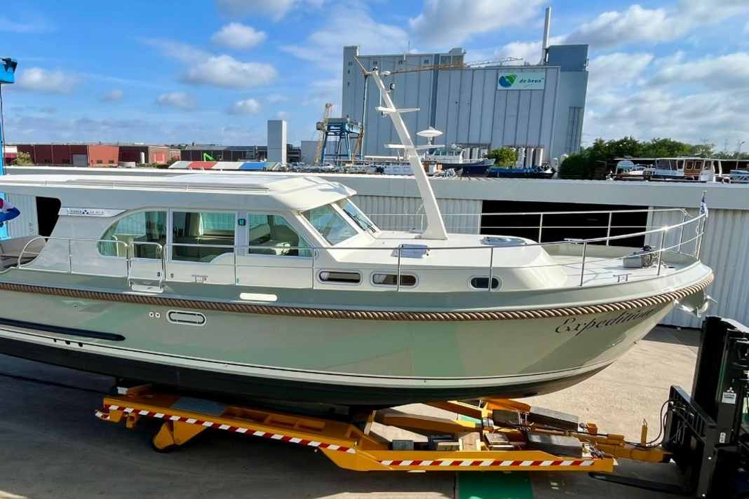 Eine limitierte Linssen Yacht auf dem Freigeländer der Werft.