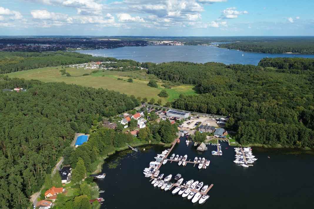 Die Marina Eldenburg in Waren an der Müritz ist die Hauptbasis von Yachtcharter Schulz