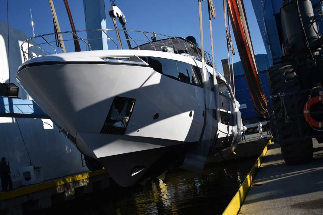 Die Baunummer zwei der F100-Serie lief 2029 vom Stapel und wurde 2020 an ihre Eigner übergeben. Seither wurde sie zweimal verkauft. Nun sank das Schiff vor der Küste Sardiniens, nach den genauen Ursachen der Havarie wird gesucht.