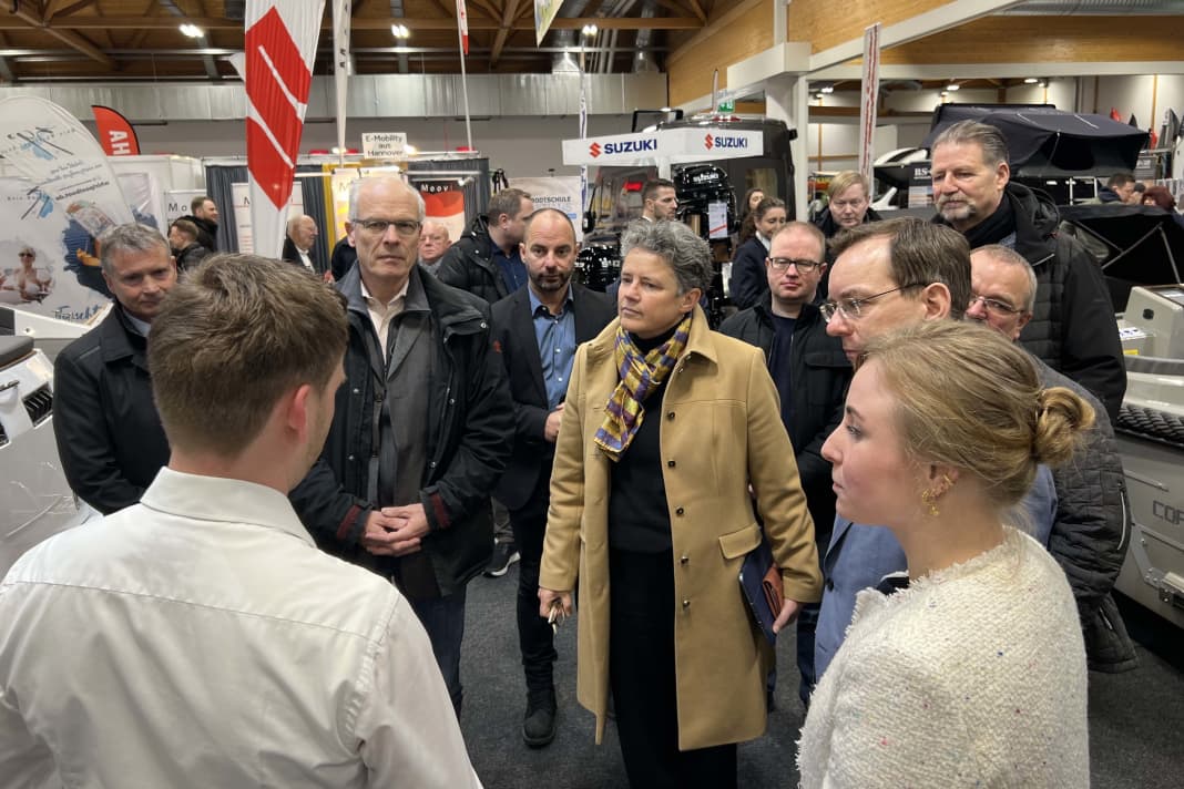 Magdeboot-Rundgang mit politischer Prominenz: von rechts Projektleiterin Johanna Buhrke, Messe-Geschäftsführer Steffen Schüller, die Ministerin für Infrastruktur und Digitales in Sachsen-Anhalt, Lydia Hüskens, neben ihr Thorsten Kroll, Beigeordneter für Finanzen und Vermögen der Landeshauptstadt Magdeburg