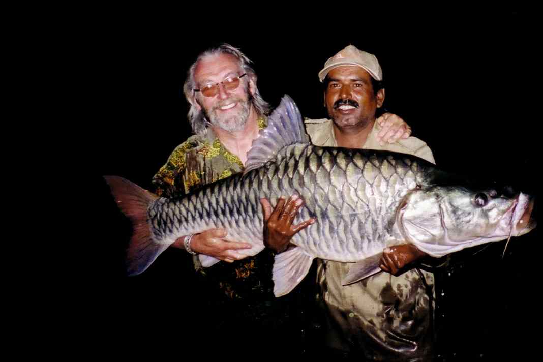 Zum Angeln nach Indien: Terence Disdale präsentiert einen von ihm gefangenen Mahseer, einen karpfenartigen Fisch mit riesigen Schuppen.
