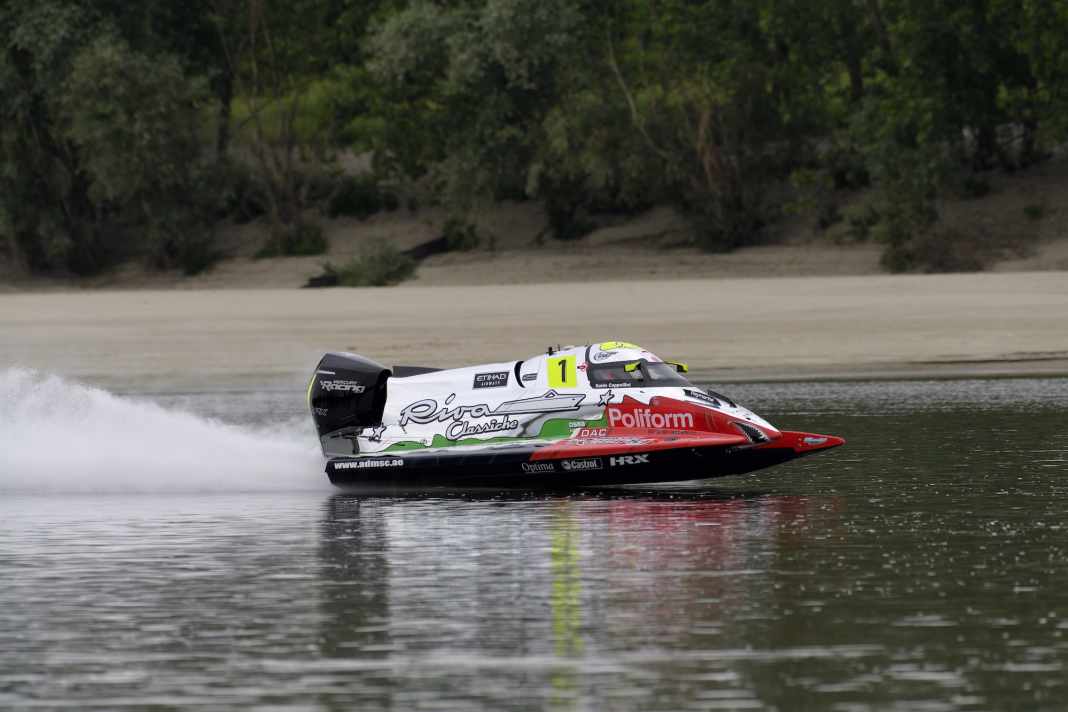 Travelling at an average speed of more than 207 km/h: Formula 1 Powerboat