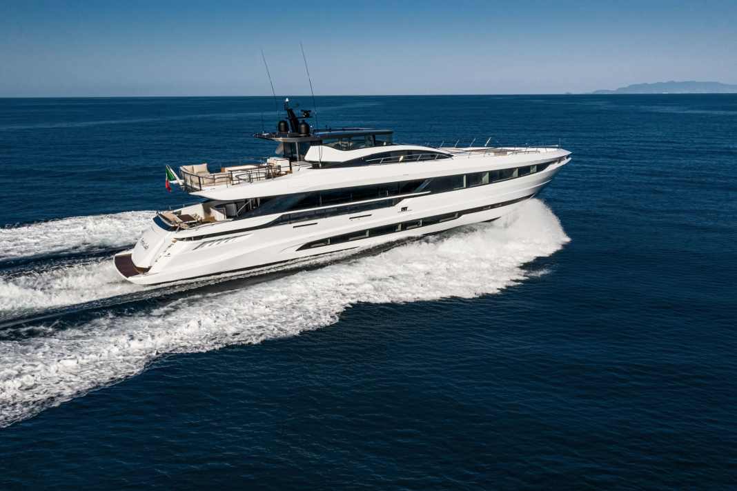 Also fast on request: four 746-kilowatt IPS units accelerate the Mangusta GranSport 33 "Perfect Lady" to a maximum of 26 knots.