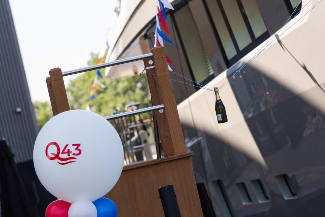 Alles bereit. Der Alurumpf von „Q43“ wartet auf die Champagnerdusche