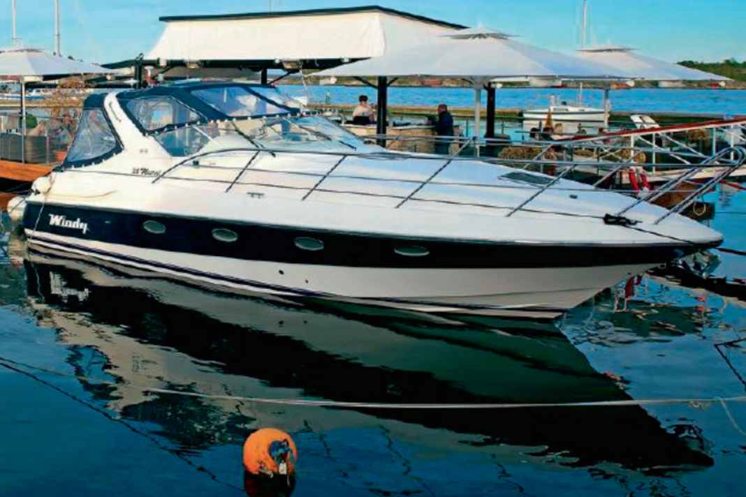 Often standard in Scandinavia: many boats have a line with a snap hook to attach to the mooring buoy.
