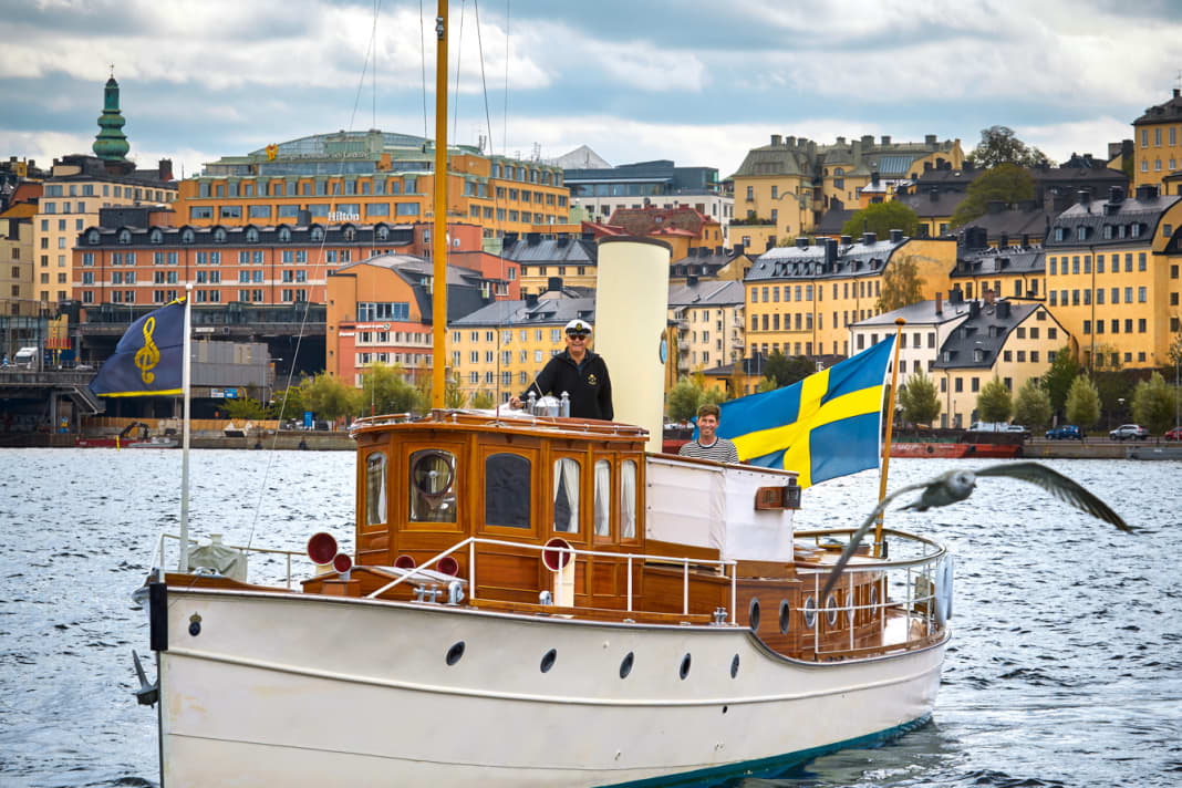 Mit überdimensionaler Schwedenflagge  demonstriert die „Alba II“ ihr maritimes Erbe
