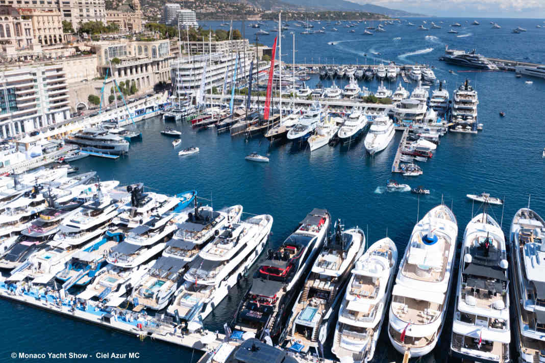 Kulisse: Vor dem Yacht Club de Monaco (links im Bild) liegen die mittelgroßen Superyachten.