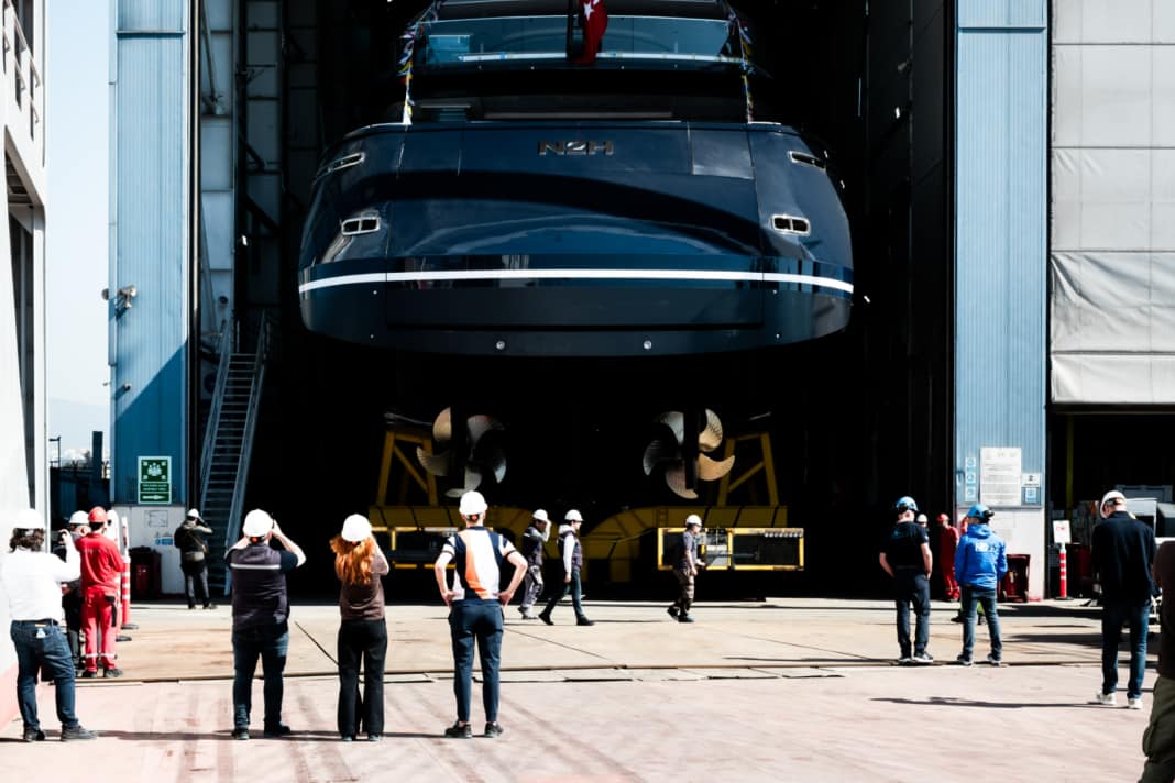 Everything is ready: The 76 metre long hybrid yacht pushes out of the hall.