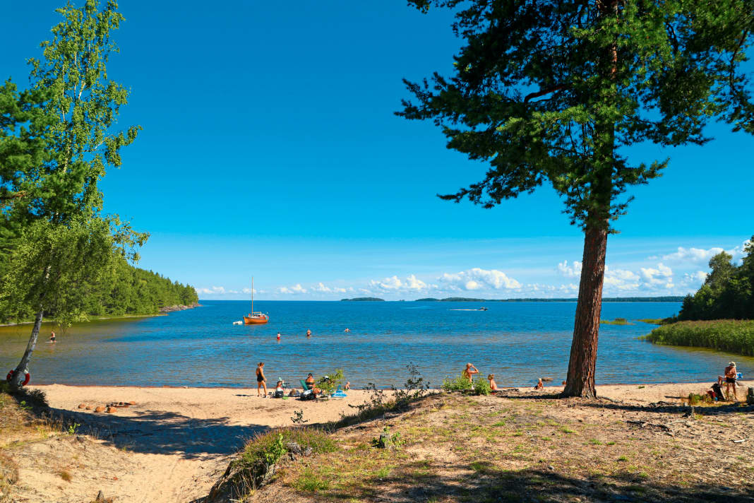 Ein Name, der alles sagt: Die versteckte Sandvik im Norden der Insel Torsö bietet nicht nur einen der seltenen Strände im Revier, sondern auch Platz zum Ankern