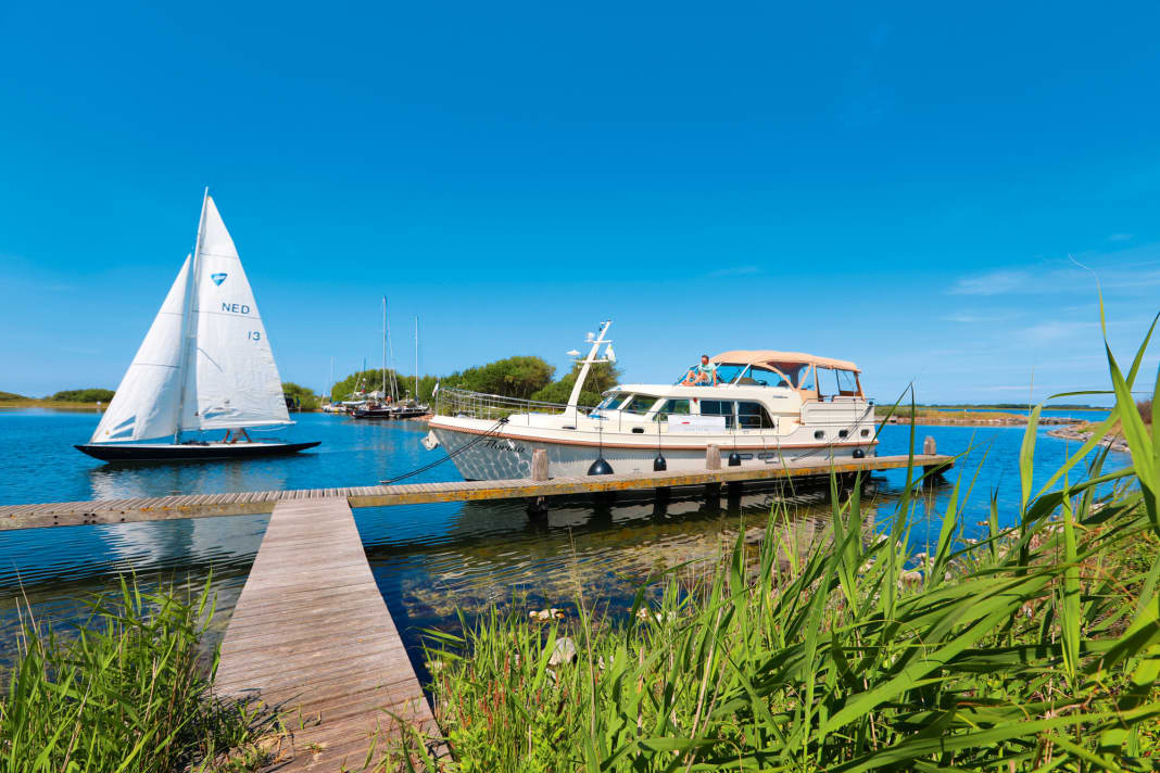 Früher Gezeitenrevier, jetzt friedliche Lagune: Der Grevelingen wurde zum Schutz vor Sturmfluten von der offenen Nordsee abgetrennt – und ist heute der größte Salzwasserbinnensee Europas. Sogar Inseln wurden angelegt, beliebte Ausflugsziele für Bootsleute. Wir entschieden uns mit unserer gecharterten Linssen für einen Besuch auf dem Archipel