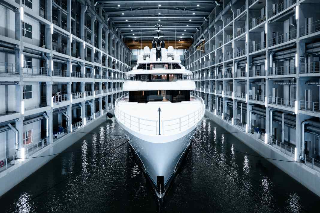 Dock-Tore auf für die 111 Meter lange „Leviathan“! Oceancos Designteam setzte ein crew-orientiertes Layout um, das es im Superyachting so nicht gegeben hat.