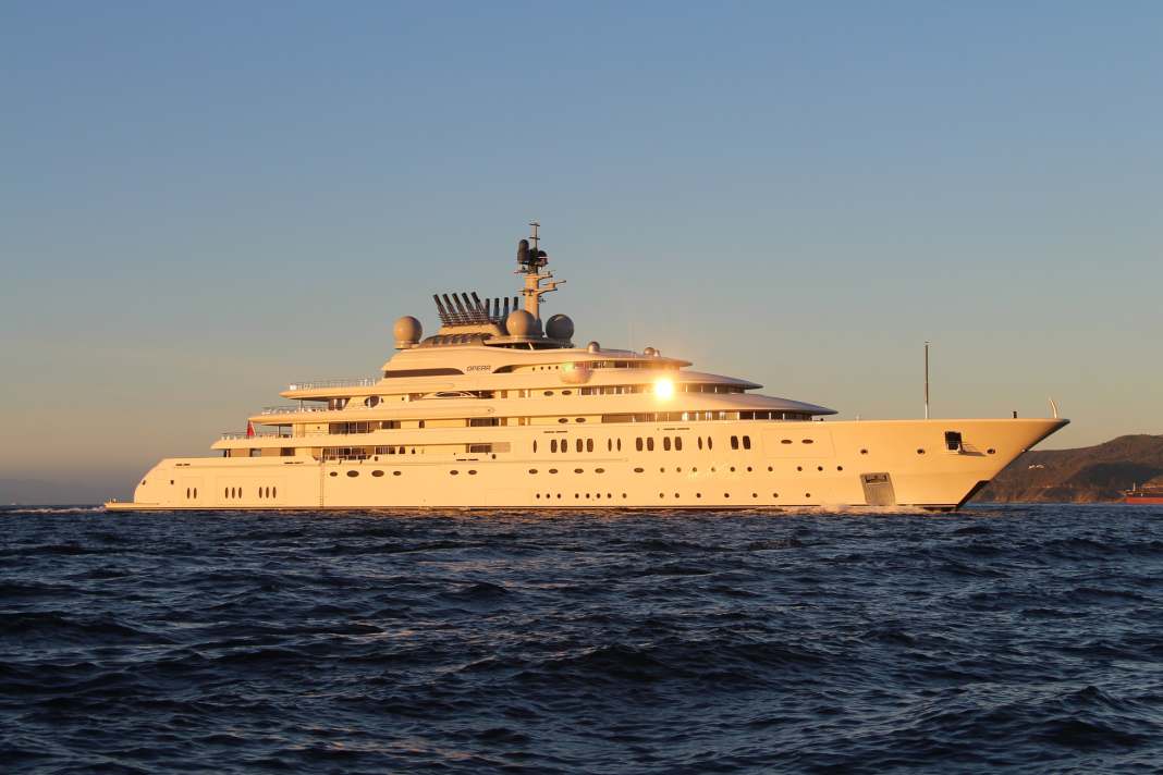 10. Opera: Der Lürssen-Gigant ist nur fast ein neues Schiff – die 146 Meter basieren auf der „Sassi“, die im September 2018 im Bremer Schwimmdock durch ein Großfeuer fast völlig zerstört wurde. Das Wrack wurde schließlich zurück nach Hamburg gebracht, wo auch schon die ursprünglichen Metallarbeiten stattgefunden hatten. Trotz des Desasters blieb der Eigner sowohl der Werft als auch dem Maß treu. Sein neues Modell nahm zügig wieder Form an und reiste zum Ausbau nach Bremen Berne, wo den Stapellauf im März 2023 eine Sopranistin mit Puccinis Arie „Chi il bel sogno“ besang. Das Rundum- Design lieferte der britische Gestalter Terence Disdale. Ihr mutmaßlich aus Dubai stammender Eigner rauscht mit knapp 50 Übernachtungsgästen an und mit bis zu 20 Knoten über die Weltmeere.
