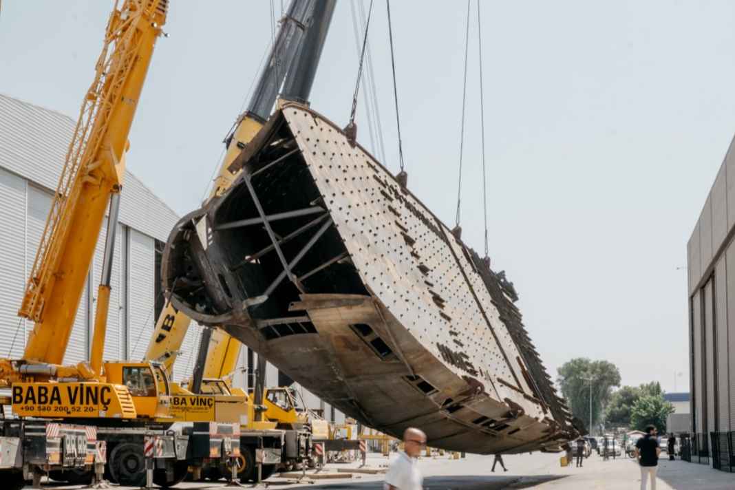 Am Haken: Die Basis der Bering 110 hängt in der Luft.