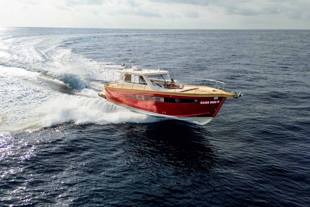 Das erste Boot der Baureihe ist in Rot lackiert.