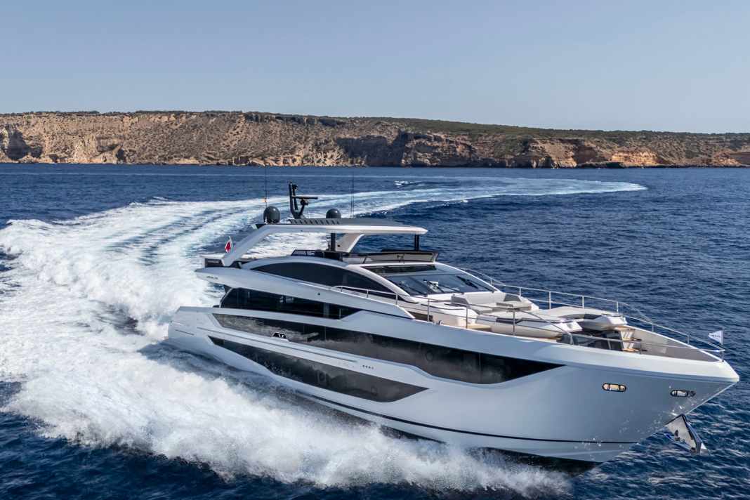 Die 25 Meter lange Pearl 82 schiebt sich zwischen die 72 und 95.