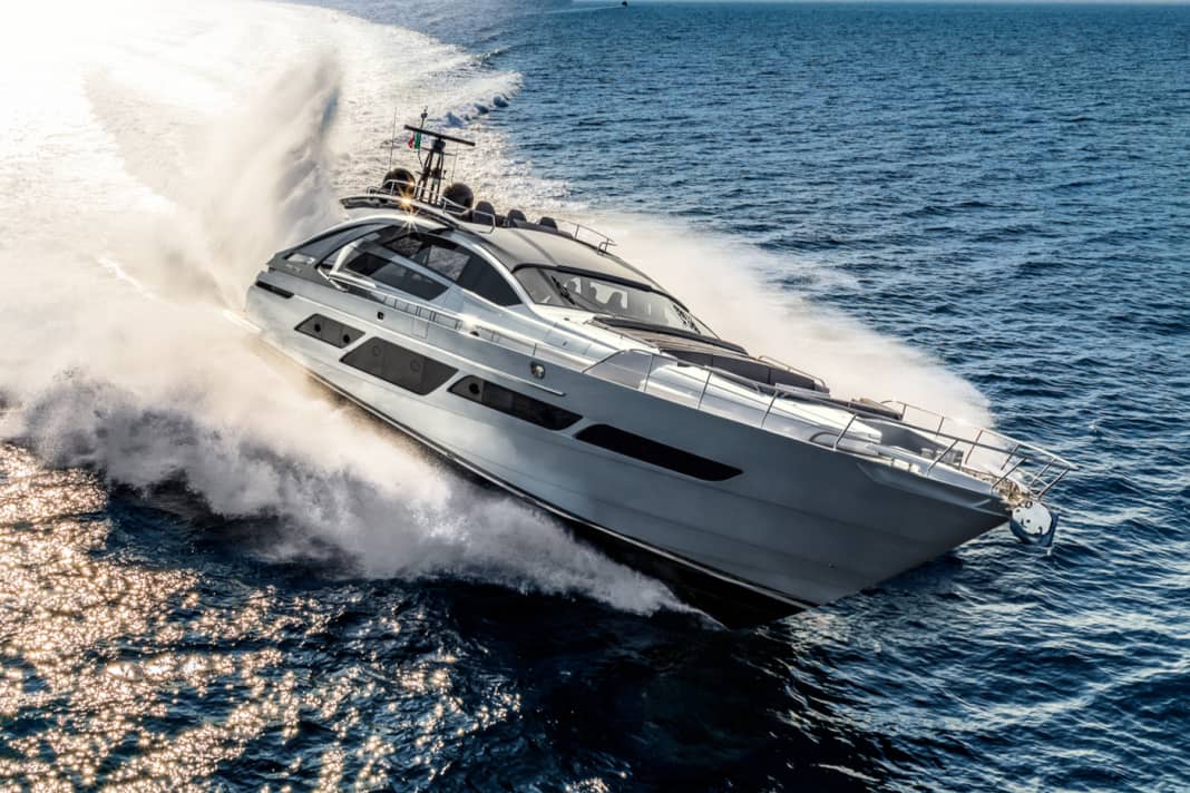 28-metre jet: Two MTU diesels deliver 3878 kilowatts to the shafts of the surface drive. 42 knots flow into a five metre high and 30 metre long roostertail