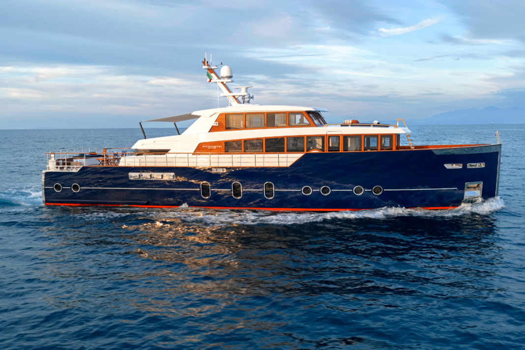 Take it easy: the 24 metres reach the next bay at around 9 knots. If you want to go faster, up to 19 knots are possible.