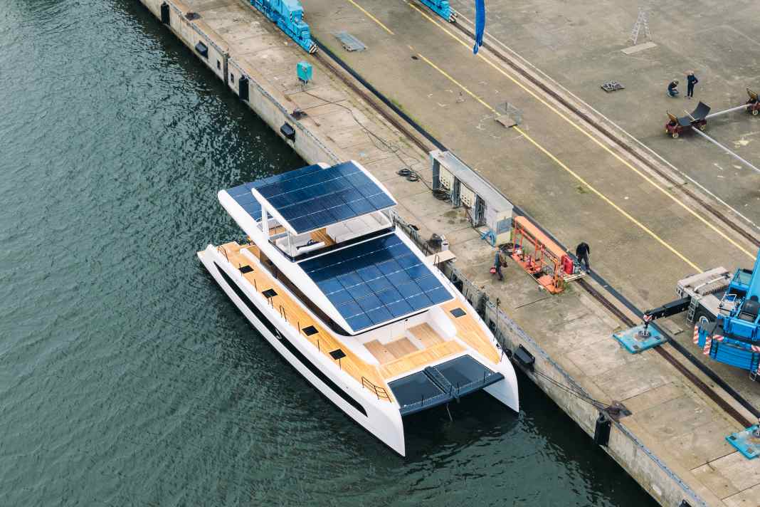 Sie schwimmt: Die "Pioner One" nach ihrer Einwasserung. Aus der Vogelperspektive gut zu sehen: Der Kat ist fast vollständig mit Solarpaneelen versehen.