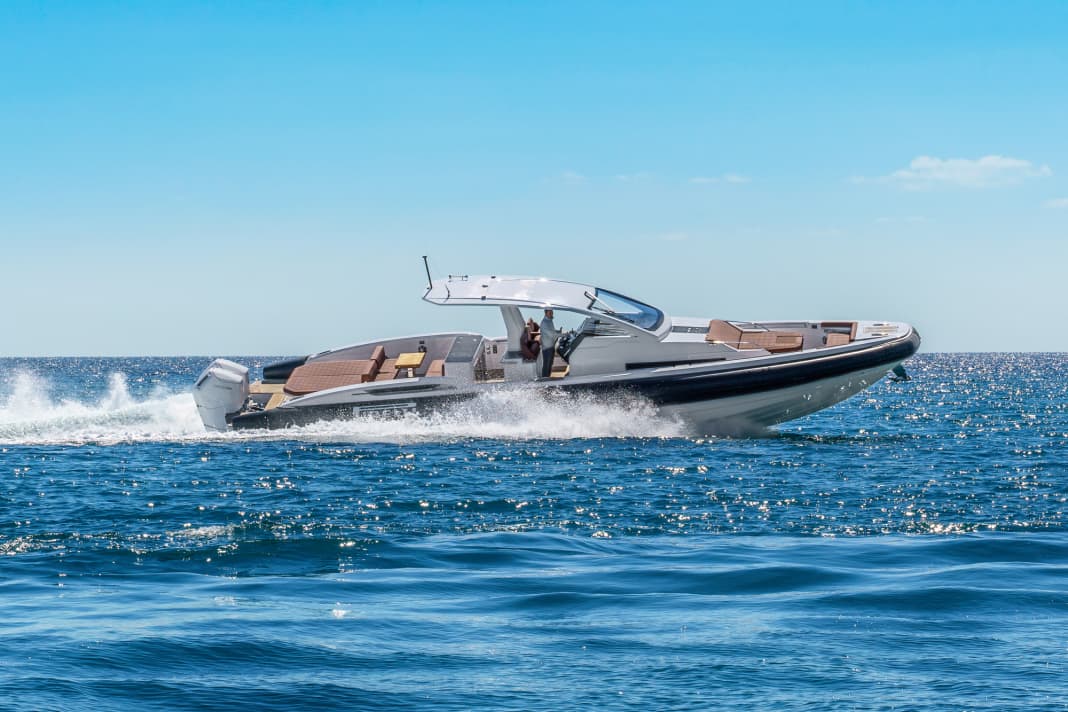 Tecnorib Pirelli 50: Das von Ted Mannerfelt designte 15,20-Meter-RIB wird in Italien gefertigt, mit Pirelli-Reifenabdrücken auf Schläuchen und Vordeck