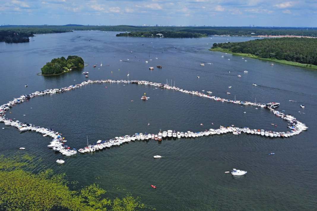 Record participation: 321 boats formed Germany's largest anchor party at this year's STERN VON BERLIN on the Pfaueninsel on the Havel.