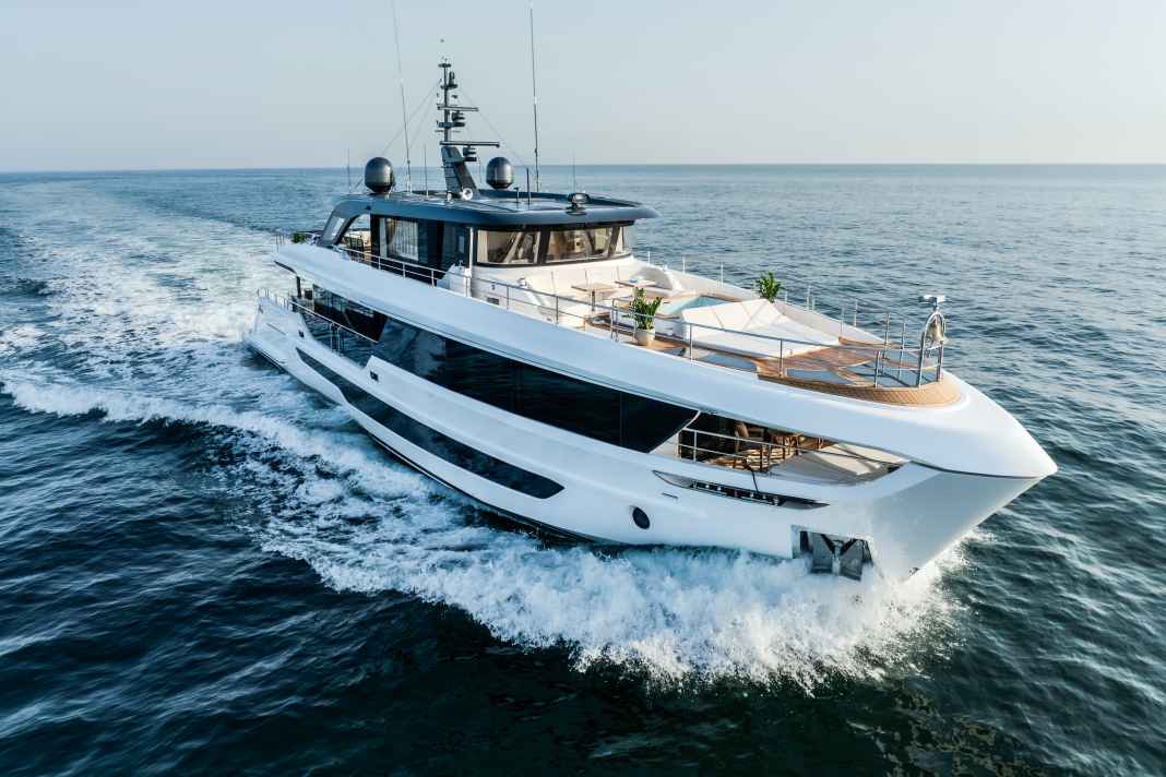 The €8.85 million Majesty 100 Terrace celebrated its world premiere in Dubai and surprises with an extraordinary private terrace in front of the owner's suite.