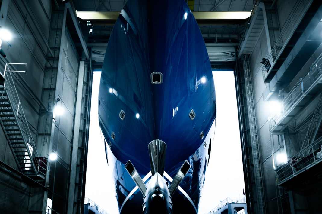 Shortly before the start. The 87 metres are ready in the shipyard hall.