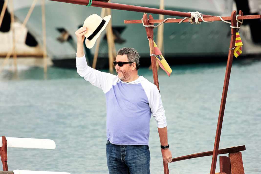 „Starcke“ Geste: Der Pariser Gestalter ist ein Bootsnarr und hat vor jedem seiner Häuser ein Boot liegen, mit dem er zu Wellenbeobachtungen aufbricht.