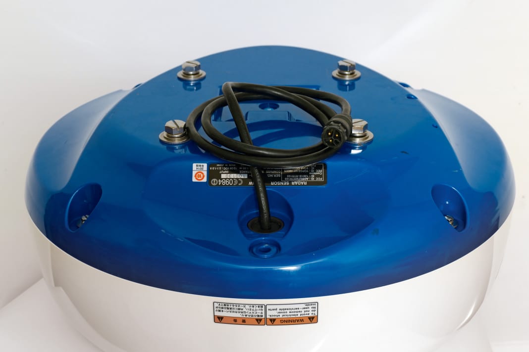 Furuno: Nur ein Stromkabel, das beliebig lang werden darf. Die Steckverbindung am Kabelschwanz lässt sich geschützt unterbringen