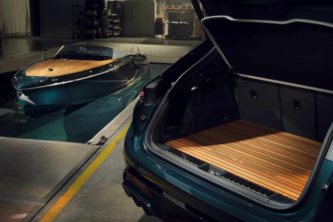 Teak-Stabdeck verbindet die Frauscher x Porsche 790 Spectre und den Macan Turbo Concept Lago. Sowohl Boot als auch Konzeptfahrzeug sollen ...