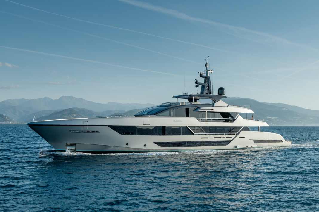 Flaggschiff: Die 54Metri ist die größte Riva, die je gebaut wurde. Und die erste aus Alu. Hier spiegelt sich der metallic-graue Lack von „Sairu“ in der Sonne Süditaliens.