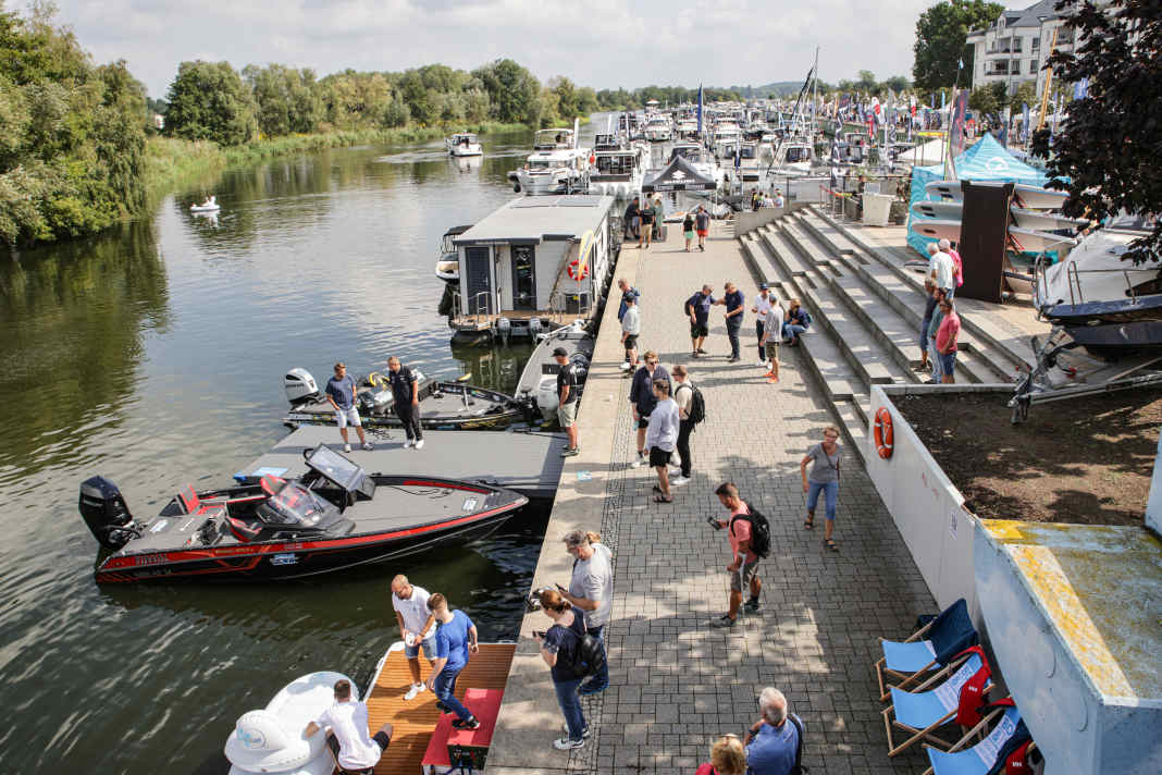 Auf der Bootsmesse Boot & Fun Inwater werden die neusten Boote, Yachten und schwimmenden Häuser vorgestellt