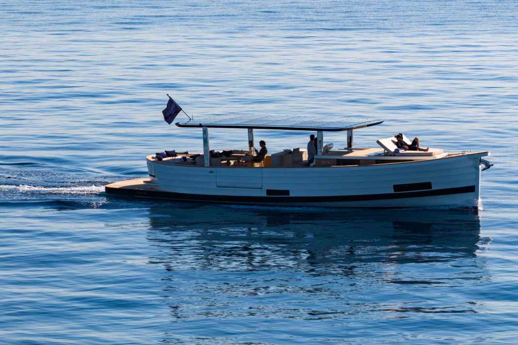 Ready to go: With fully charged batteries, we set off from the harbour out to sea.