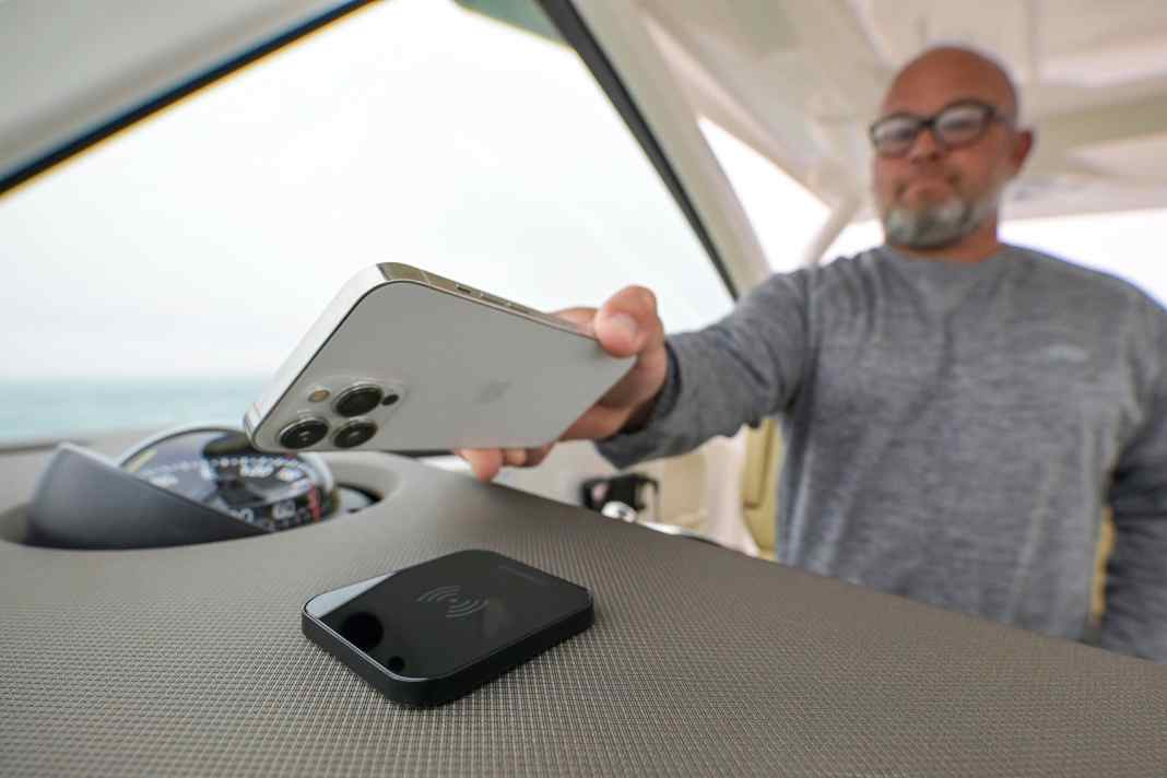 L'ultra compact est étanche et devrait pouvoir être utilisé à l'extérieur. Le smartphone est maintenu en position par un aimant