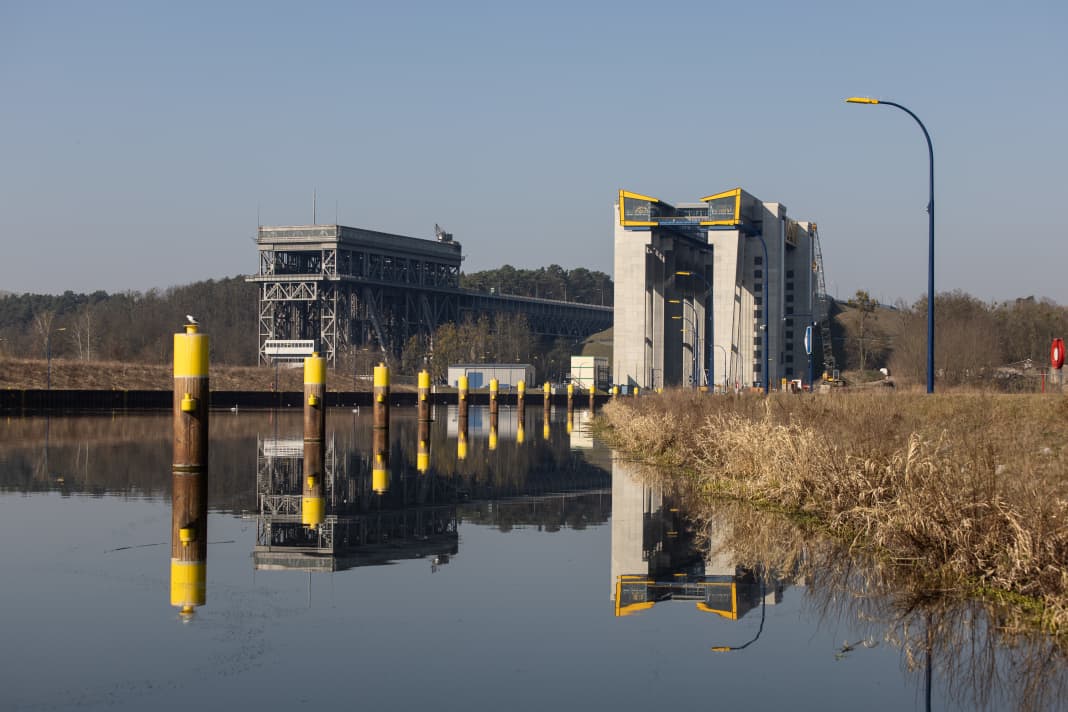 Links das 90 Jahre alte Schiffshebewerk, ein Meisterwerk der Ingenieurskunst. Und direkt daneben das erst 2022 eingeweihte modernste Hebewerk der Welt