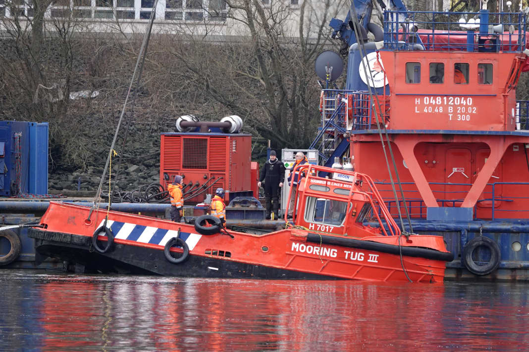 Die Einsatzkräfte bergen das Festmacherboot