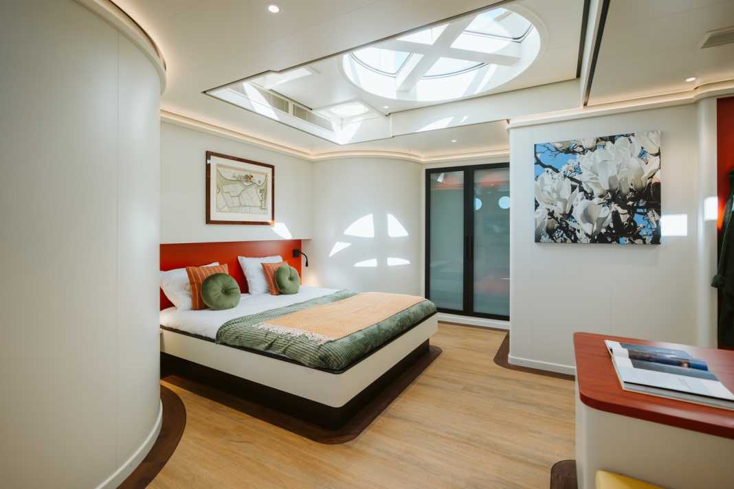 The original fishing trawler had very few windows in the middle section of the vessel. Vripack therefore converted the cargo hold hatch into a large skylight in the owner’s suite.