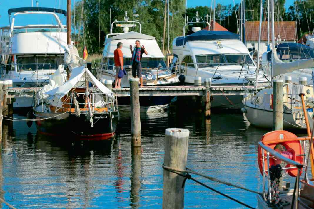 Typisch Ostsee: „Boxengasse“ mit hölzernen Feststegen und Pfählen in der Marina Lange Ort in Vitte auf Hiddensee.