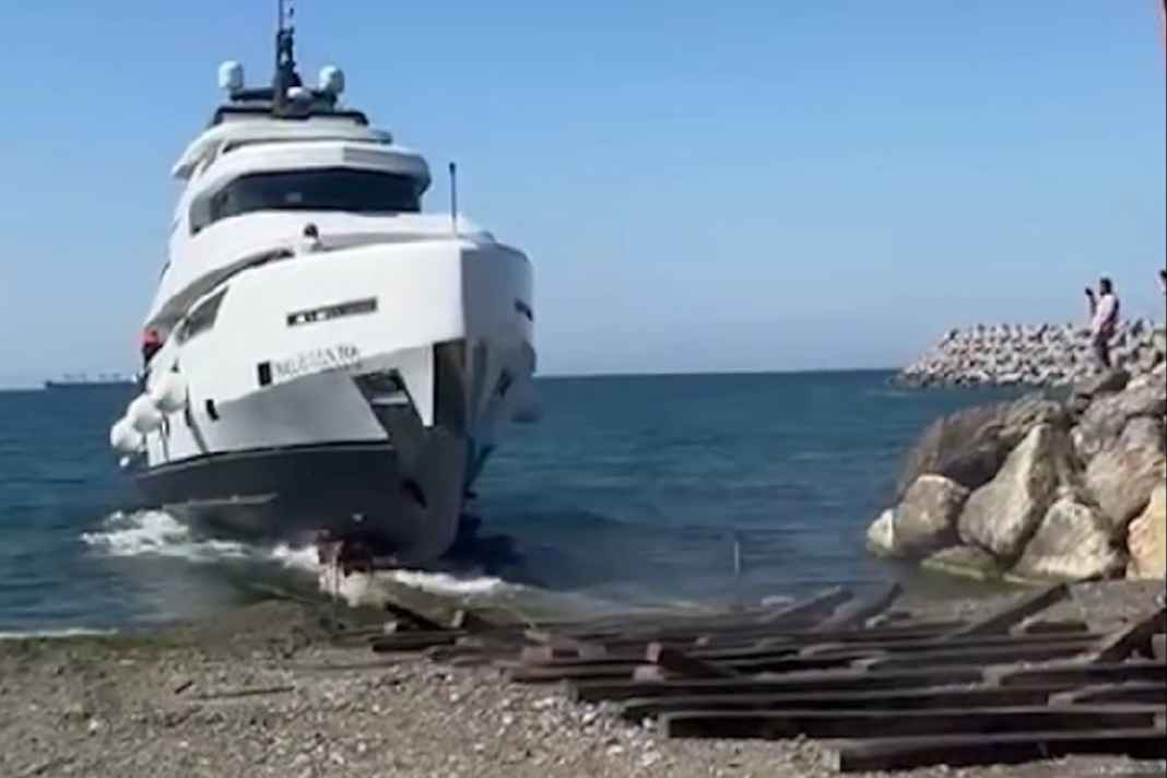 "Dolce Vento": The 24 metres slid from the helgen into the water on the Turkish Black Sea coast to ...