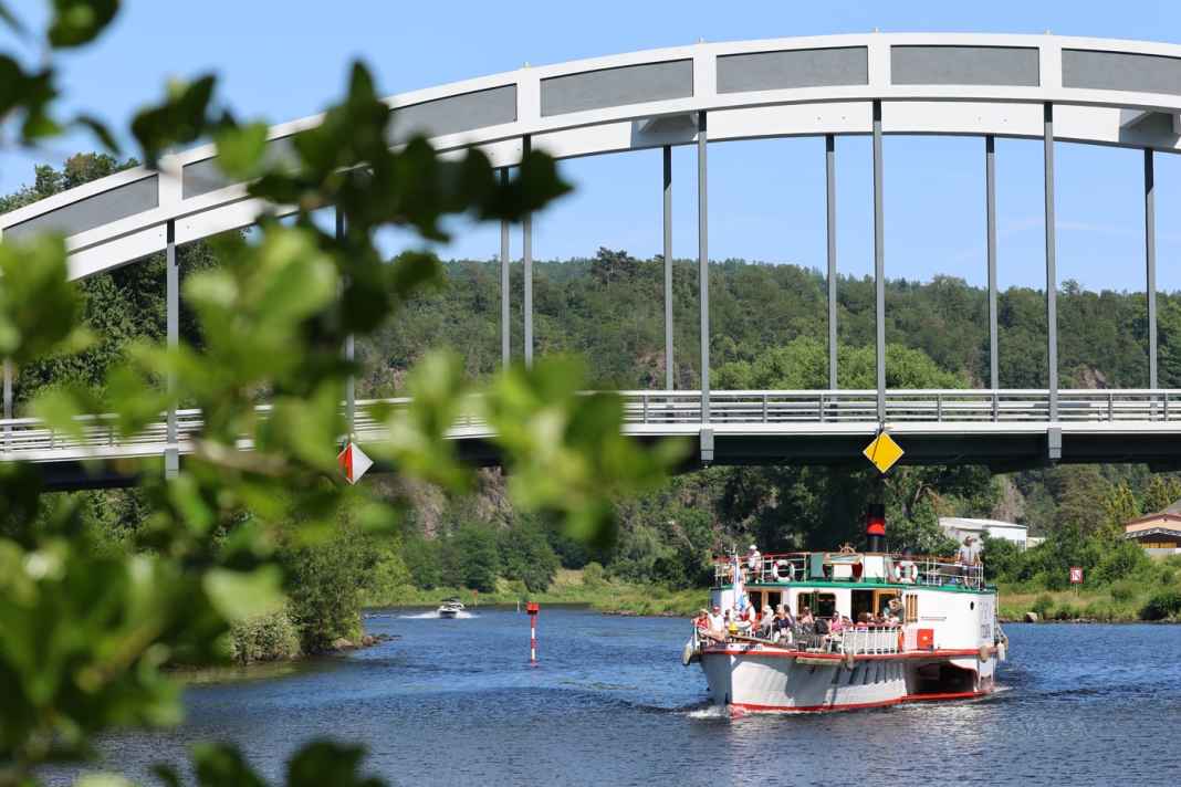 Der historische Seitenraddampfer „Vltava“ kurz vor dem Zwischenstopp in Štěchovice. Das Ausflugsschiff ist auf dem Rückweg von Slapy nach Prag.