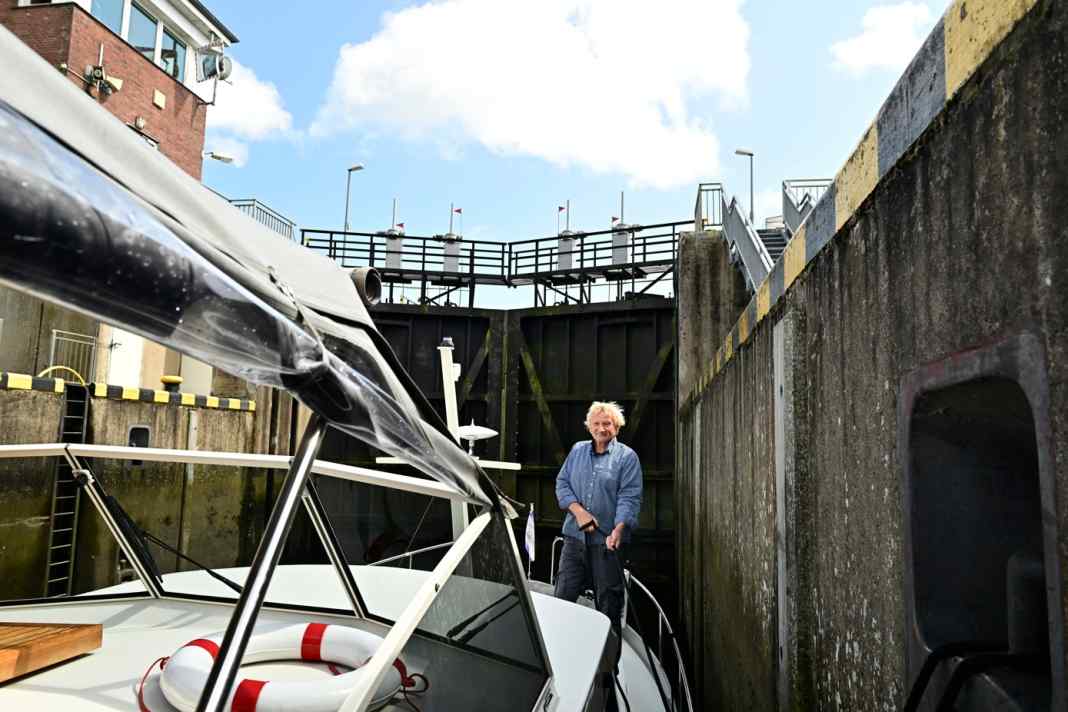Warten auf die Bergschleusung in der Schleuse Friedrichstadt.