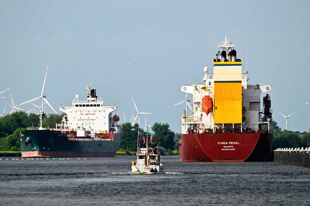 In orderly lanes: On the Kiel Canal, all types of traffic share the fairway. Here it's tankers, trawlers - and a convoy of swans.
