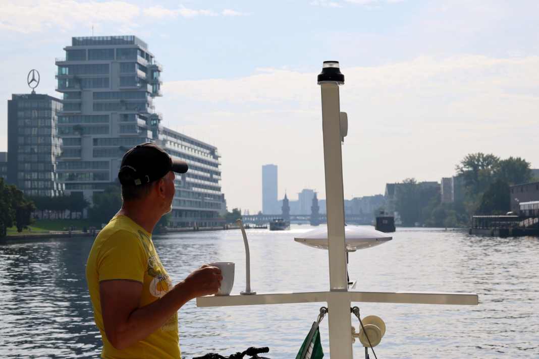 Am Morgen mit Kaffee auf der Spree Richtung Osten. Im Hintergrund ist schon die historische Oberbaumbrücke mit ihren markanten Rundtürmen. Kurz vor der Wende zum 20. Jahrhundert gebaut, verbindet sie Friedrichshain und Kreuzberg.