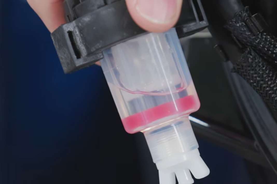 Dévisser le filtre à carburant. Si le flotteur (rouge) remonte à la surface, cela signifie que de l'eau s'est infiltrée dans le circuit.
