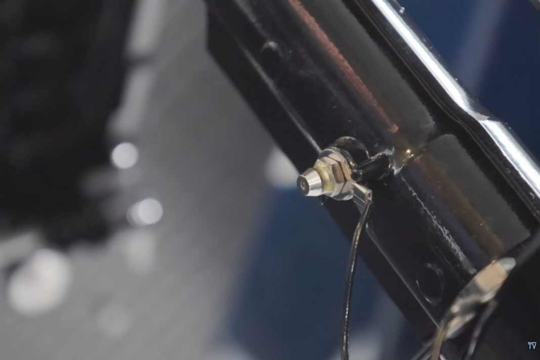Lubricate the engine with grease via the grease nipples.