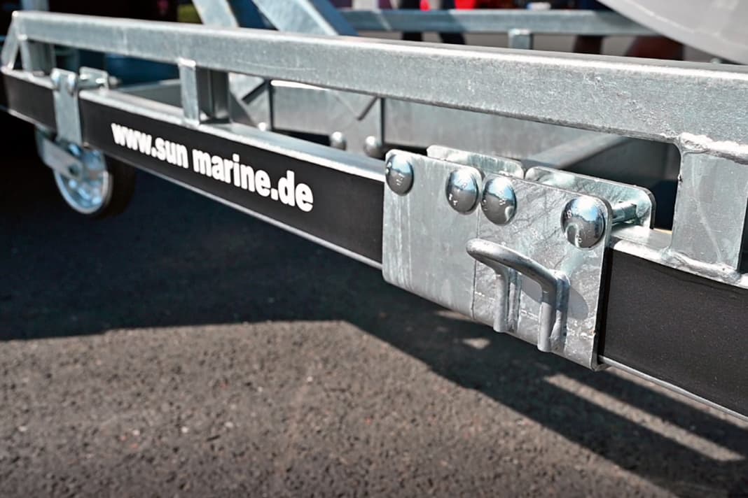 Verzurrösen: Sie sind Zubehör und werden mühelos an den Trailerrahmen geschraubt. Vorteil: Sie lassen sich optimal zu den Verzurrpunkten des Bootes positionieren